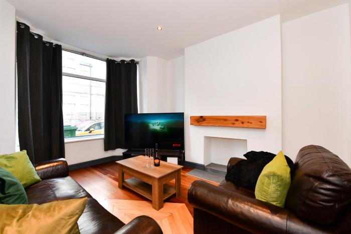 Stylish 2-Bed • Close to City Heath Hospital - Pass the Keys