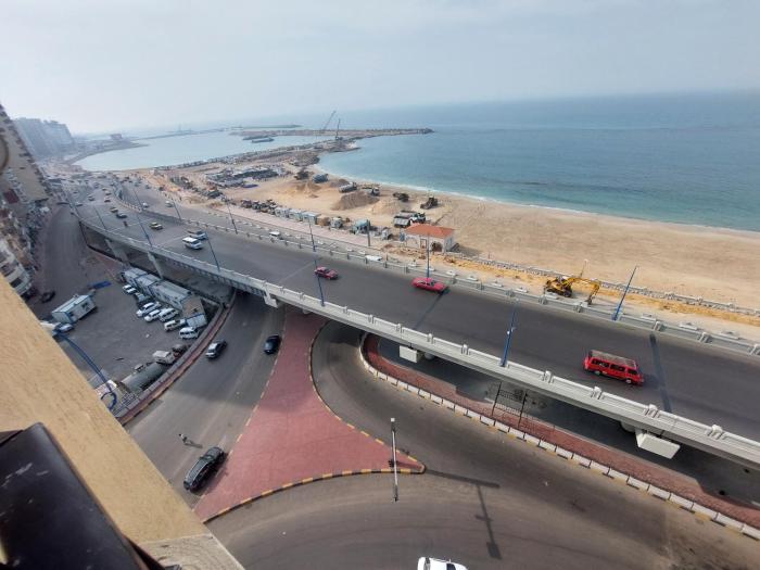 شقة 110م على البحر مباشرا سيدى بشر مكيفة