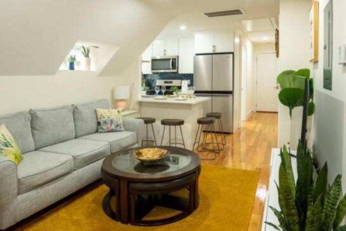 Breezy 3BR Boston Apt - Bathtub, Parking, TV, Walk to Train 803