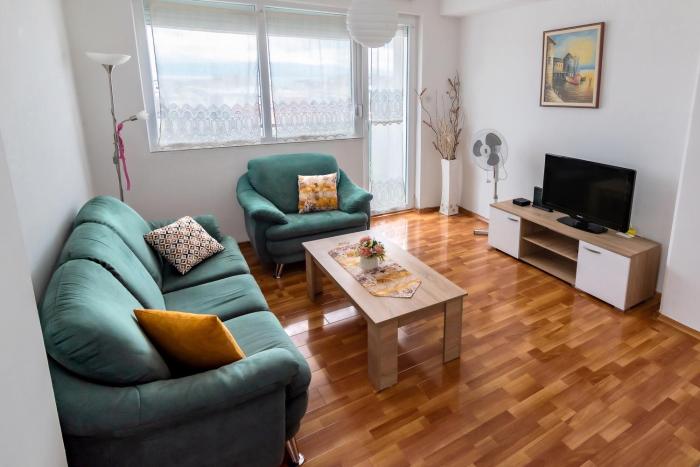 Charming & Spacious 2 Bedroom Apartment with a Gorgeous 8th-floor view