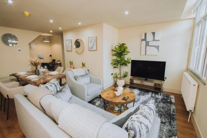 Modern 2 Bed 2 Bath Apartment, Walk To Town Center