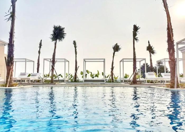 Art Deco Lux Apartment with Mountain View