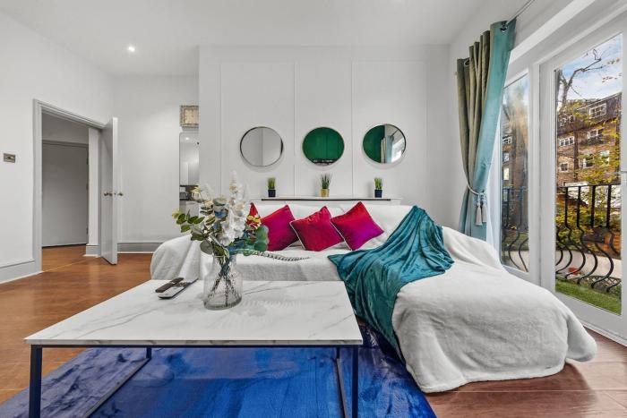 Stylish 2 Bed Kensington Escape Balcony & Netflix, Near Harrods and Station