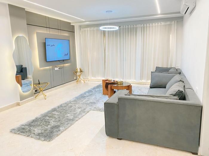 شقة فندقية بحديقة داخل كمبواند بيفرلي هيلز رقم هاتف صفر صفر اتنين صفر واحد واحد صفر اتنين اربعه ثلاثه صفر 222