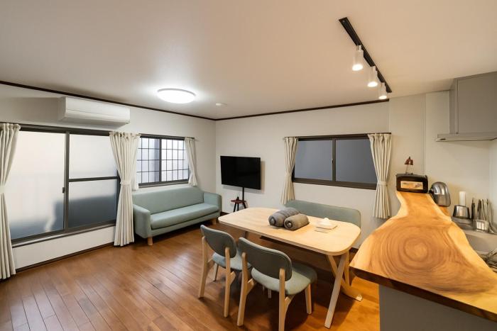 関空直通 観光拠点に最適 最大12名一軒家貸切でゆったり旅