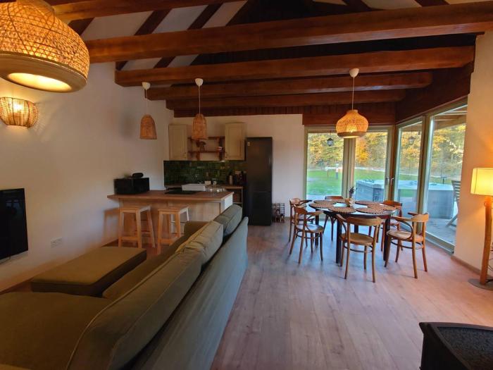 Erdő mellett lebzselő