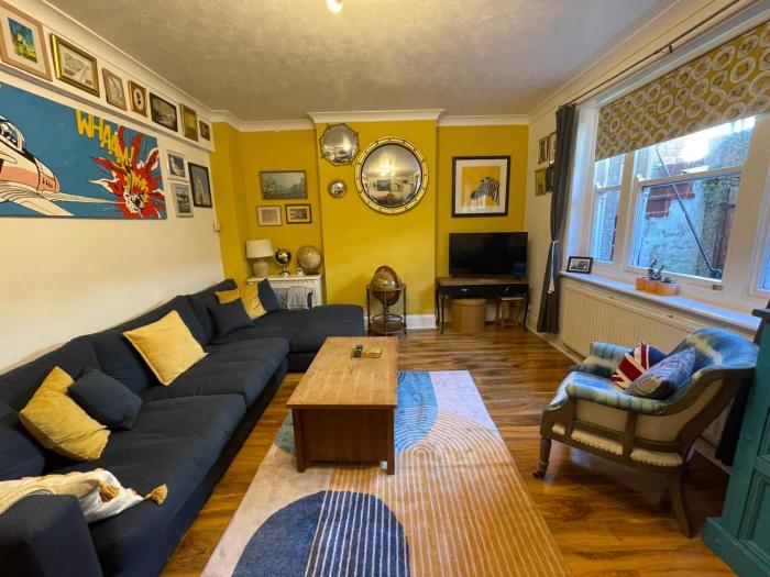 Arty hideaway with courtyard near beach