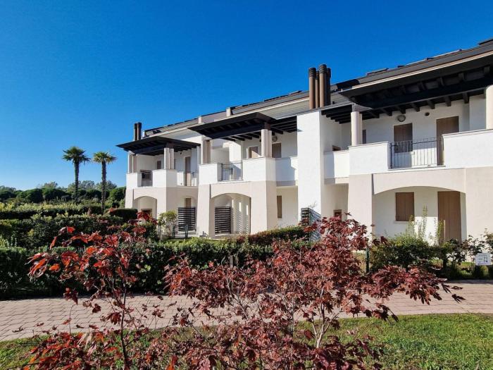 Pool-front apartment with fenced garden and bbq