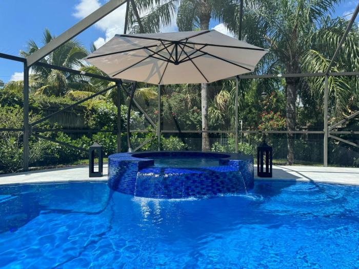 Three-Bedroom House - Best area-Heated Pool-Spa and Sauna Close to Beaches