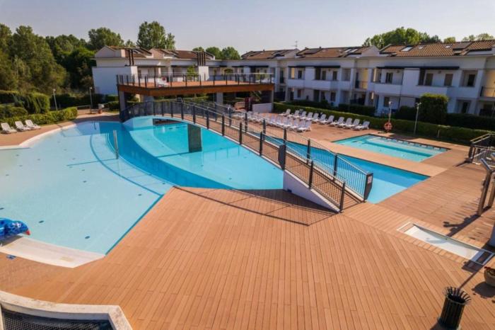 Lovely flat in a modern residence with pool