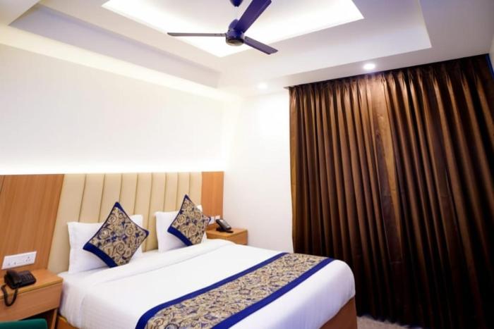 Star by Hotel Black mooncouple friendly Near Rk ashram Metro