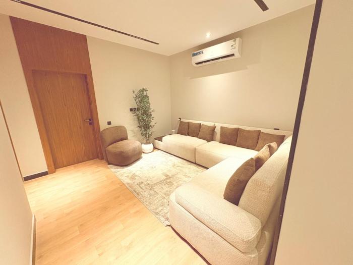 Modern 3 Bedroom Apartment with Private Bathrooms perfect for families and groups near the University and Haramain train station ثلاث غرف نوم مع حمام خاص لكل غرفة قرب الجامعة ومحطة قطار الحرمين من