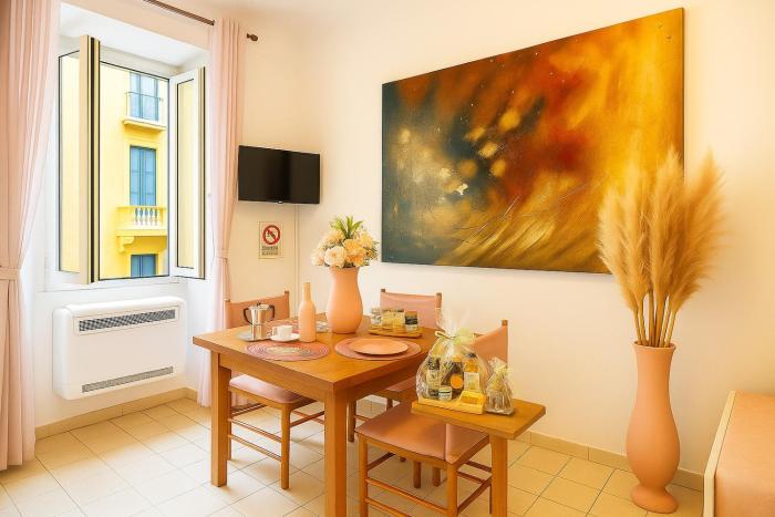 Colosseum window 1800-Romantic apartment Rome