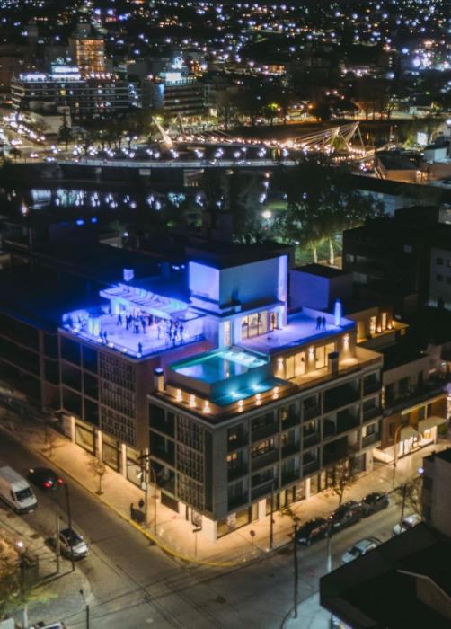 Departamento moderno pleno centro con pileta y cochera privada