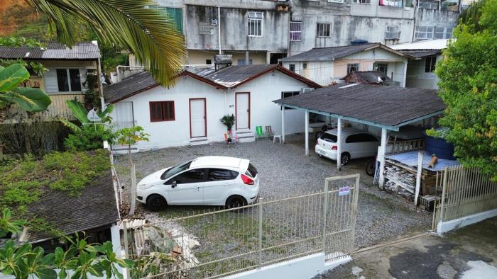 Casa aconchegante, 5 min da praia, 1 VAGA DE GARAGEM!