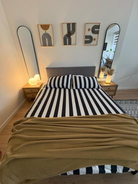 Boho Studio Downtown Rogers Views Heated Parking