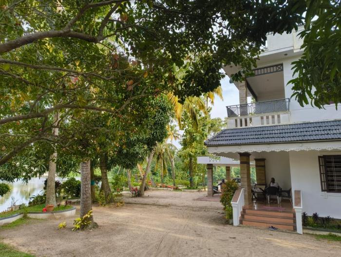 Veluthully Kayal Homestay