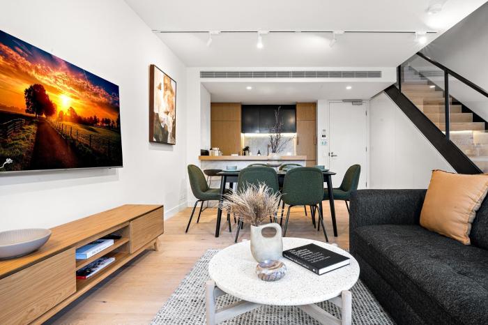 Stylish 3-Bed Townhouse in Vibrant Fitzroy