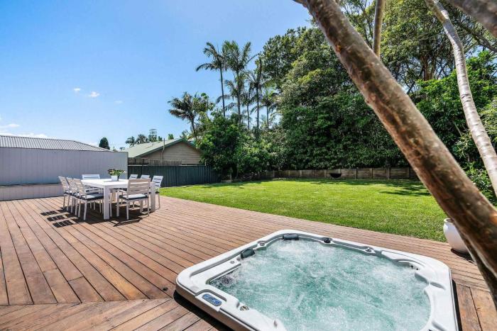 Forresters Lodge by Coast Hosting