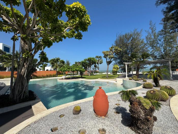 Hua Hin Beach Front Condo - Med style Suite Room