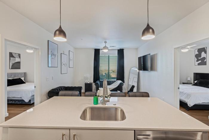 New Downtown Luxury APT 2 King Beds, Free Parking, Fast Wi-Fi & Gym Access!