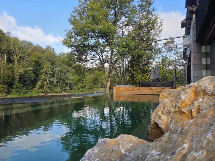 Maison au bord de la rivière - 18 lits - jacuzzi - piscine