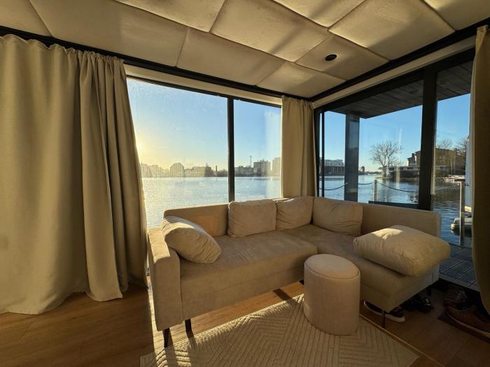 Aqua Loft Lux Houseboat & Waterfront Apartments
