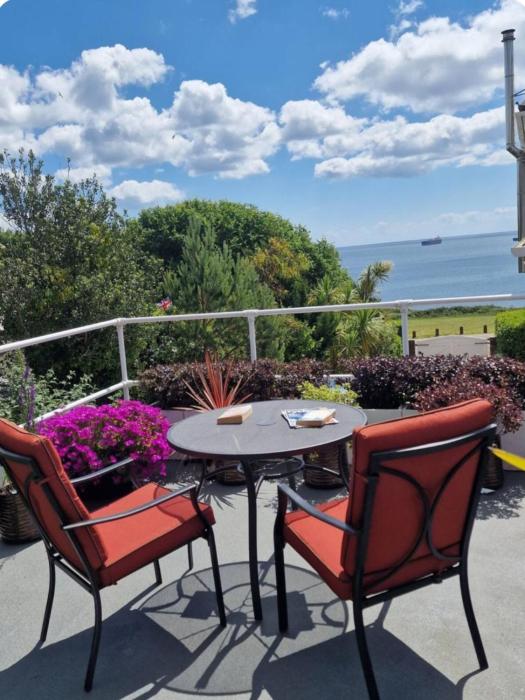 Blue Hills Luxury Apartment, Bay Front with Parking