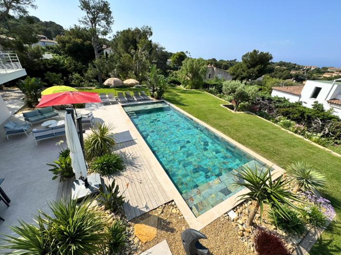 Villa dexception piscine privée et vue mer