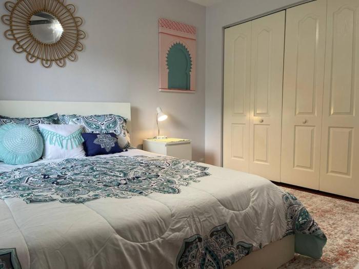 Room 4 - Cozy Queen (Shared Bathroom)