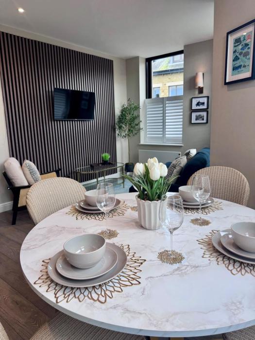 Central 2-Bed Apartment with Balcony & Parking