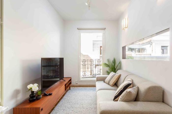 Charming 2BD Apartment with Terrace