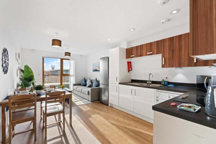 Brighton Getaway - Modern Apartment with Balcony