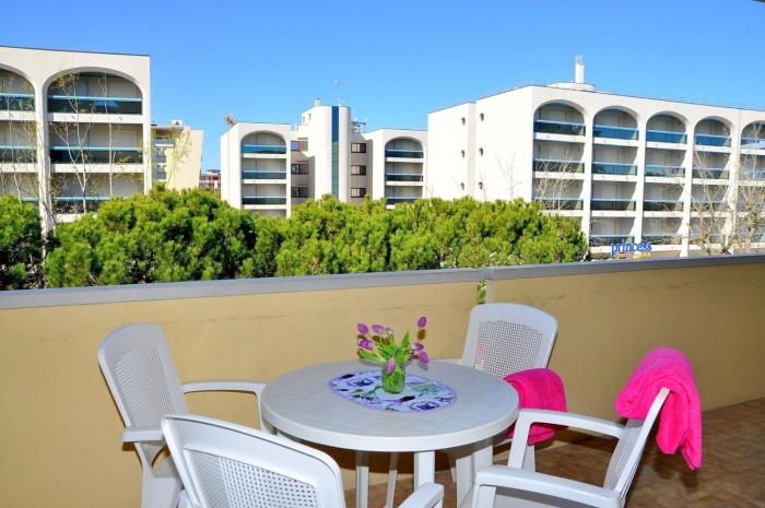 Precious apartment in residence with swimming pool