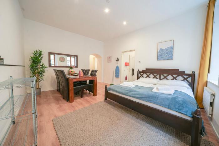 3 king-size beds, 15 min from Vienna Hauptbahnhof, ground floor