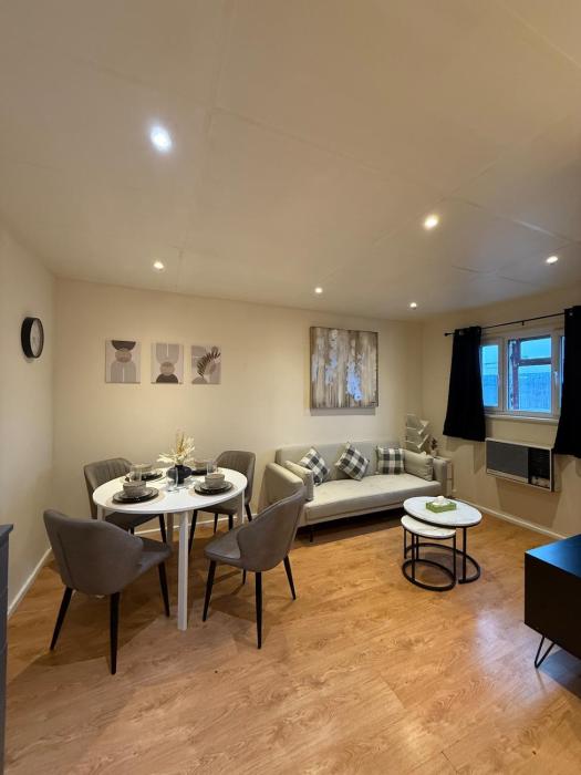 Stylish 1BR Workspace Parking central London