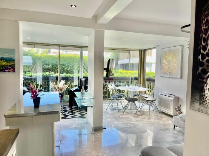 APPARTEMENT MODERNE Résidence LUXE MANDELIEU CANNES PLAGE PRIVÉE PISCINE TENNIS CASINO RESTO