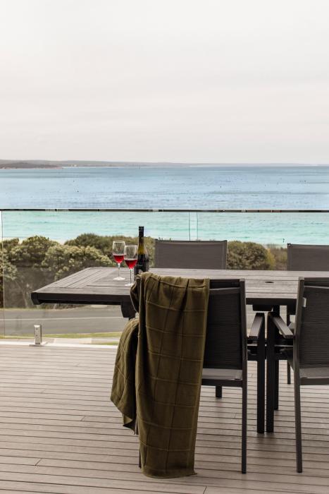 BEACHHOUSE BINALONG Luxury waterfront holiday house at Bay of Fires