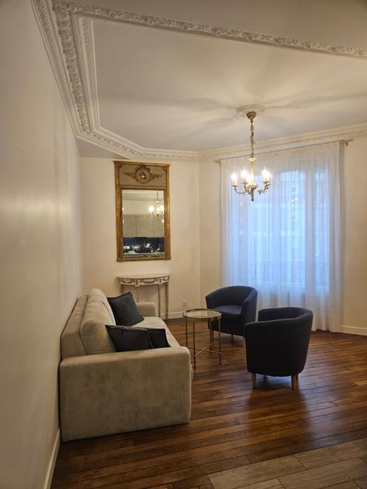 Elégant Appartement rénové type Parisien Idéalement situé aux portes de Paris et à 150 m du Métro