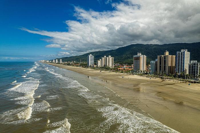 Apartamento com suíte, varanda e vista para o mar