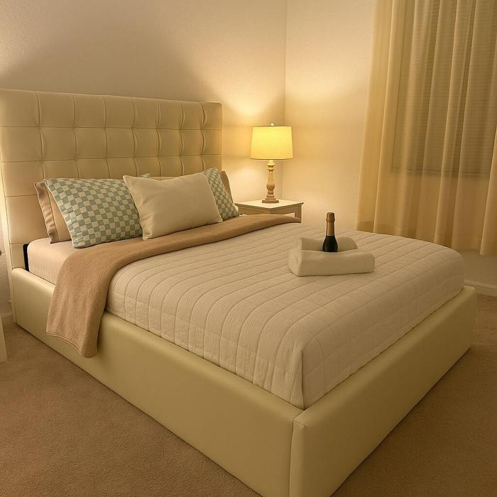NEW House, Near Beaches, and MIA, Sleeps 8!