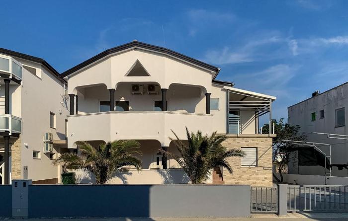 1 Bedroom Lovely Apartment In Vir