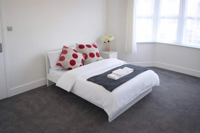 Modern and Spacious 6 bed-Home on Stapleton Road