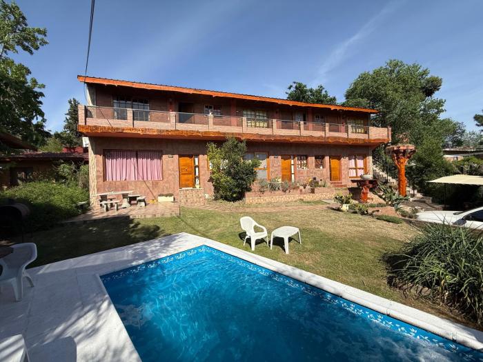 Cabaña frente al rio solo familias