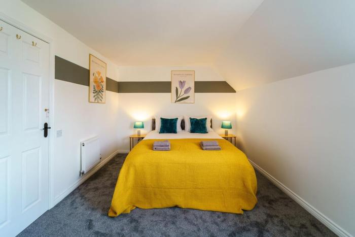 Trendy 4-Bedrooms- Free WiFi - Parking -Constructor Friendly