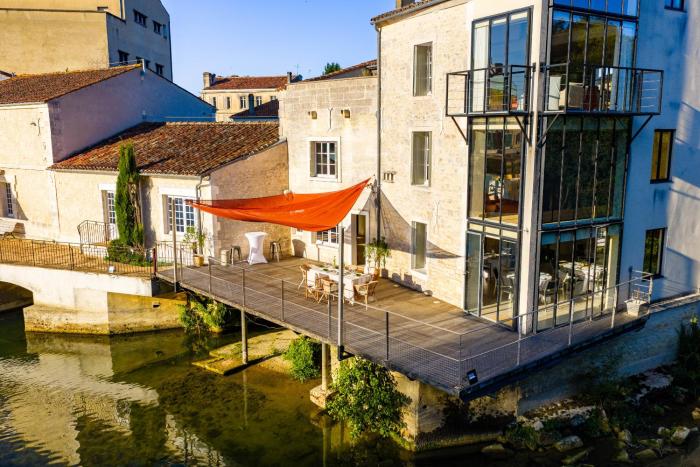 QUAI 3 loft moderne et lumineux les pieds dans leau
