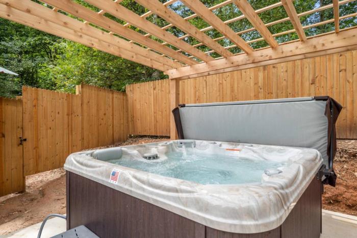 Cozy A Frame - 15 Minutes to Asheville, Hot Tub, and Games!