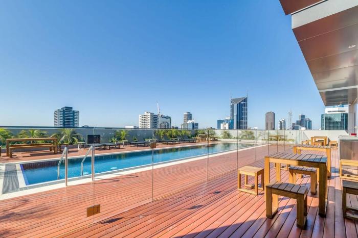 Epic CBD Apartment with Rooftop Pool Views and Gym!