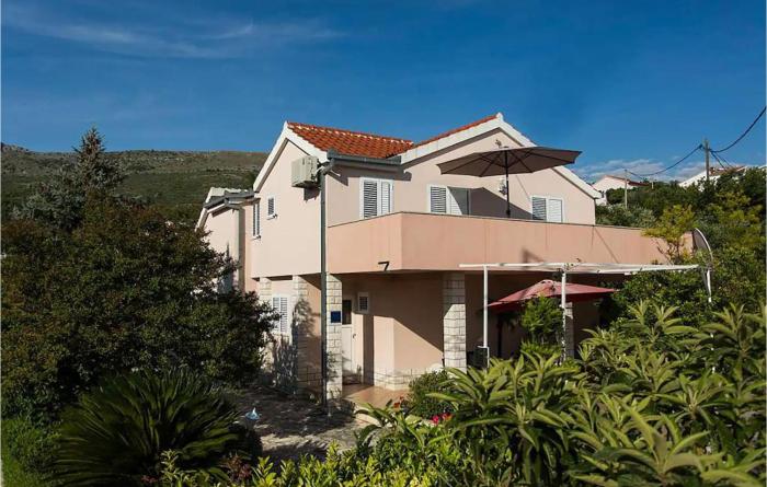 2 Bedroom Beautiful Apartment In Podstrana