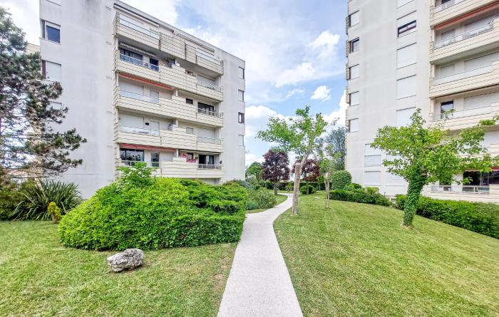 2 Bedroom Gorgeous Apartment In Royan